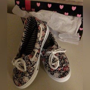 Little girl shoes new in box floral size 11